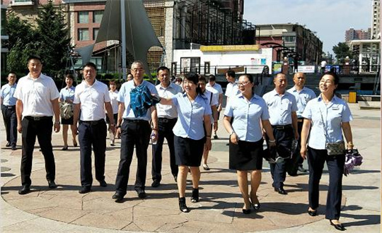 13.物业治理学院进行环境景观参观互换会_副本.jpg 13.物业治理学院进行环境景观参观互换会_副本.jpg
