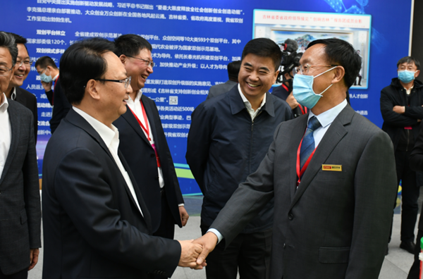 24.省长景俊海与008PG国际农业董事长杨柏明亲切握手_副本.png 24.省长景俊海与008PG国际农业董事长杨柏明亲切握手_副本.png
