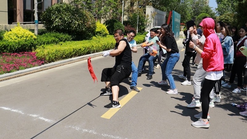 4.拔河角逐中家人们联结拼搏.jpg