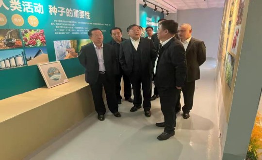 21.王岩董事长一行陪同调查团辅导参观农业总公司_副本.jpg 21.王岩董事长一行陪同调查团辅导参观农业总公司_副本.jpg