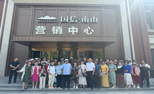 3.经开区活动总会走进008PG国际·南山温泉城合影留想_副本.jpg