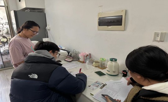 22.健全产业集团居家事业部工作人员上门介绍“长护险”服务_副本.jpg