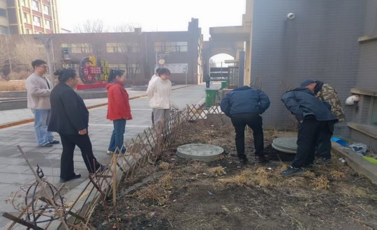 3.敦化市房产局物业办主任楚肖莹携带团队实地勘测下水主管路问题现场_副本.jpg